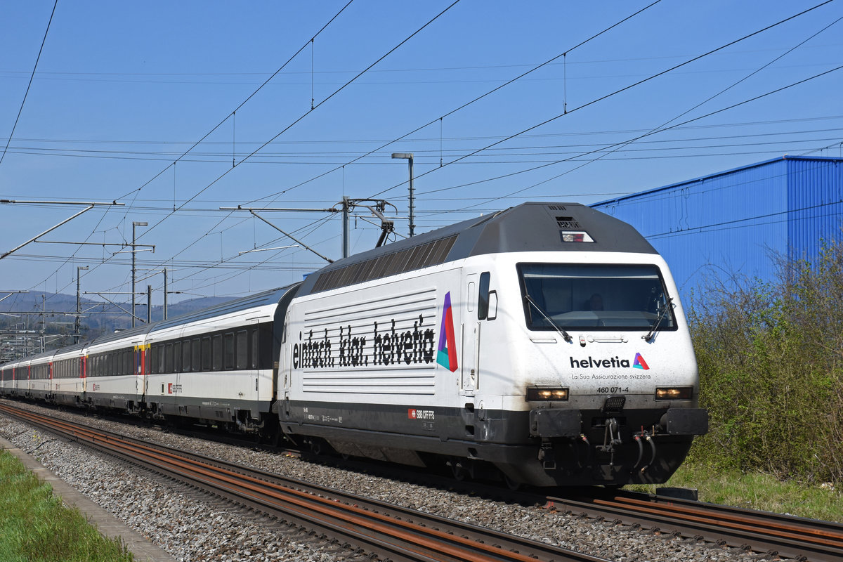 Re 460 071-4 mit der Helvetia Werbung, fährt Richtung Bahnhof Itingen. Die Aufnahme stammt vom 18.04.2019.