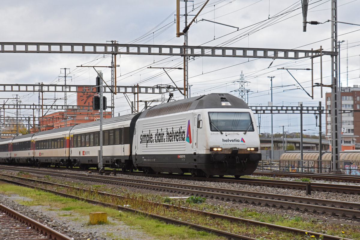 Re 460 071-4 mit der Helvetia Werbung, durchfährt den Bahnhof Muttenz. Die Aufnahme stammt vom 12.11.2019.
