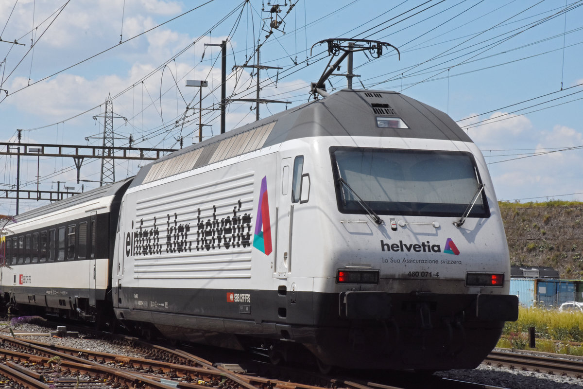 Re 460 071-4 mit der Werbung für die Versicherung Helvetia, durchfährt den Bahnhof Pratteln. Die Aufnahme stammt vom 18.07.2020.