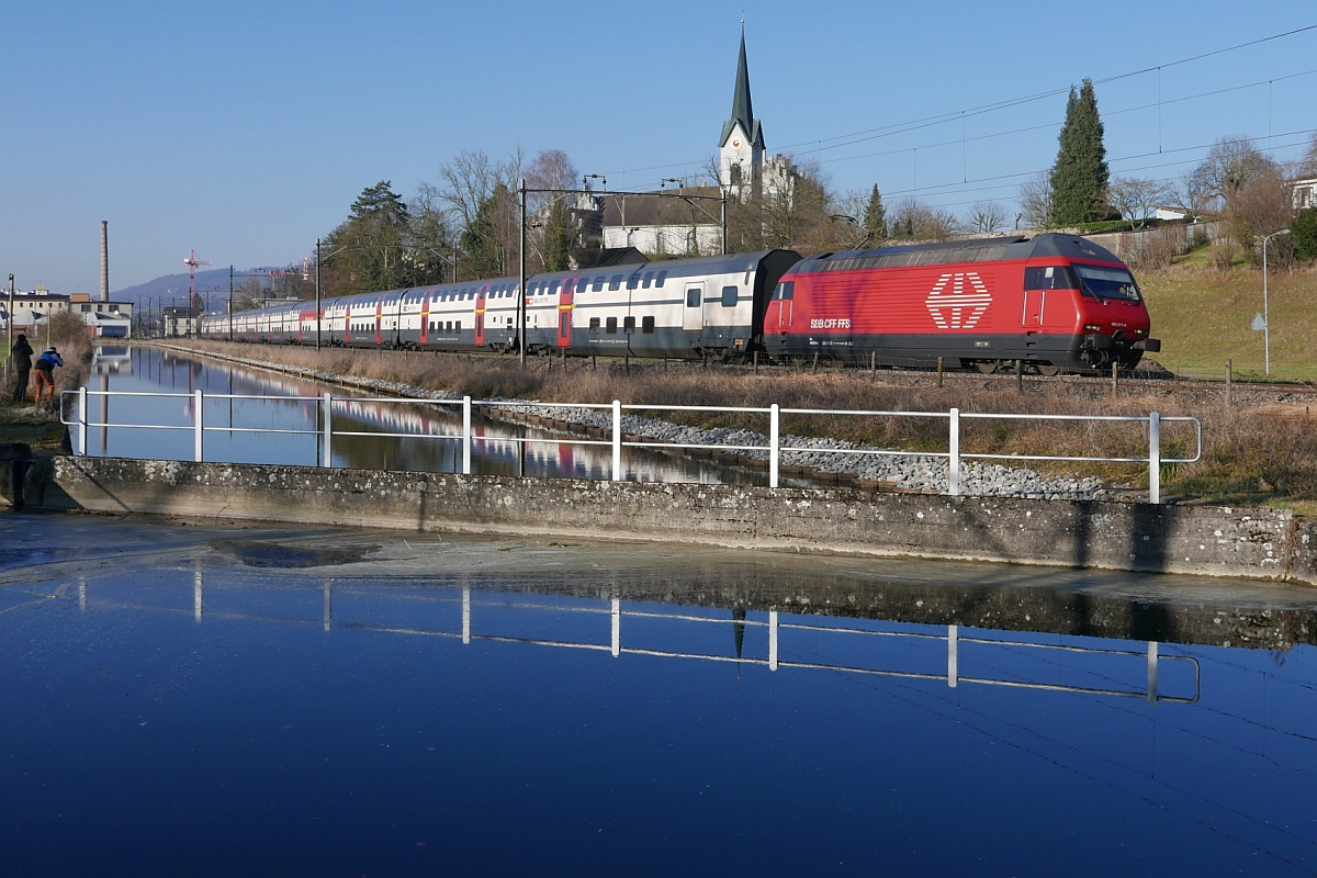 Re 460 071-4 zieht am 29.12.2016 den IC 817, Brig - Romanshorn, in Brglen (TG) am Thurkanal entlang