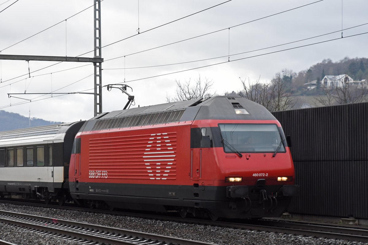 Re 460 072-2 durchfährt den Bahnhof Gelterkinden. Die Aufnahme stammt vom 17.12.2018.