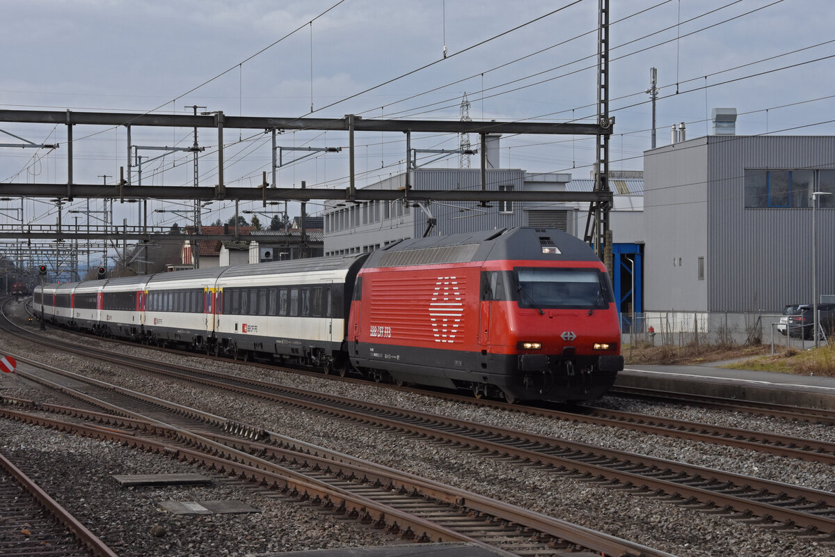 Re 460 072-2 durchfährt den Bahnhof Rupperswil. Die Aufnahme stammt vom 07.01.2022.