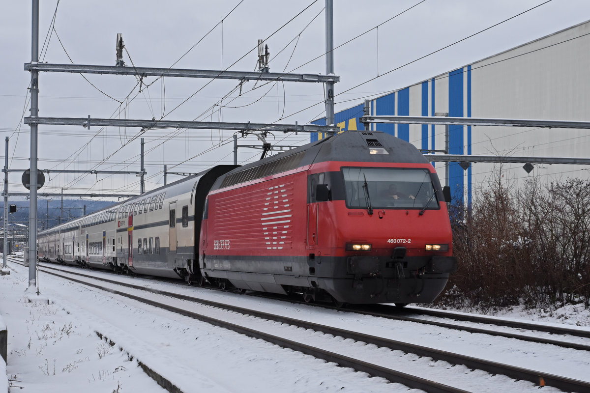 Re 460 072-2 fährt Richtung Bahnhof Itingen. Die Aufnahme stammt vom 18.01.2021.