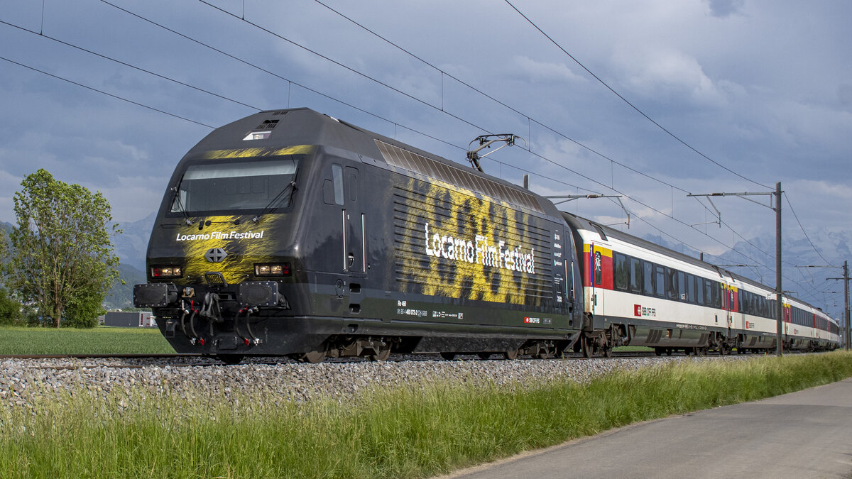 Re 460 072-2  Locarno Film Festival  ist aus Interlaken Ost kommend unterwegs in Richtung Bern - Basel. Aufgenommen kurz vor Uttigen BE am Abend des 20.05.2022.