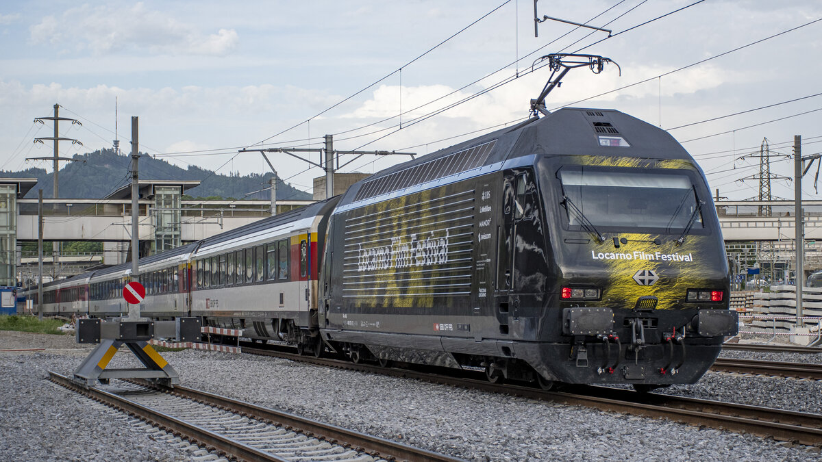Re 460 072-2  Locarno Film Festival  ist aus Interlaken Ost kommend unterwegs nach Basel. Aufgenommen in Bern-Wankdorf am Abend des 20.05.2022.