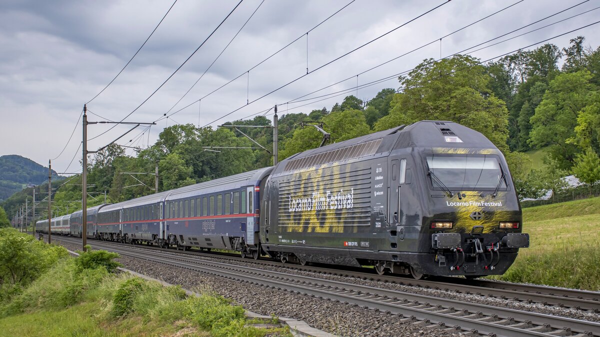 Re 460 072-2  Locarno Film Festival  ist mit dem NJ 471 nach Zürich unterwegs. Aufgenommen bei Villnachern AG am Vormittag des 22.05.2022.