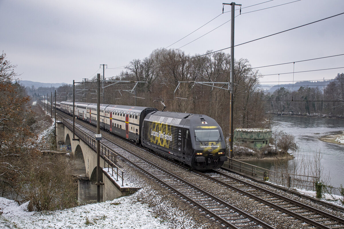Re 460 072-2 ist mit dem IR16 nach Zürich HB beschäftigt, aufgenommen bei Turgi AG am 18.12.2022.