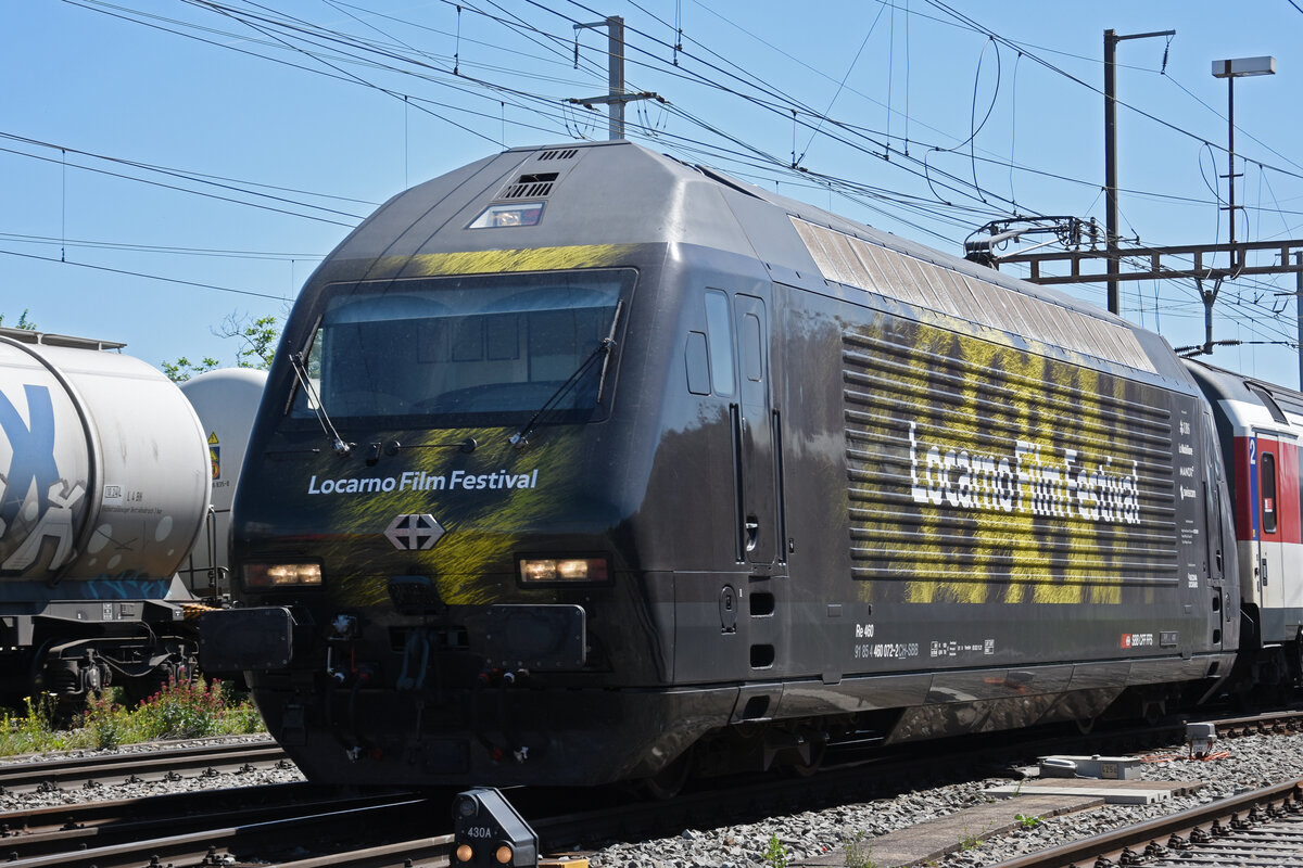 Re 460 072-2 mit der Werbung für das Film Festival in Locarno, durchfährt den Bahnhof Pratteln. Die Aufnahme stammt vom 13.06.2022.