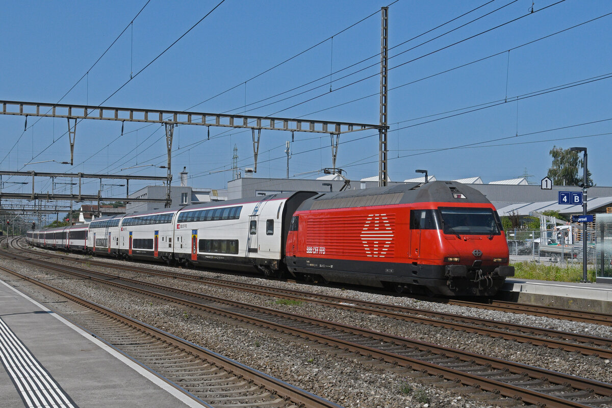 Re 460 073-0 durchfährt am 11.08.2025 den Bahnhof Rupperswil.