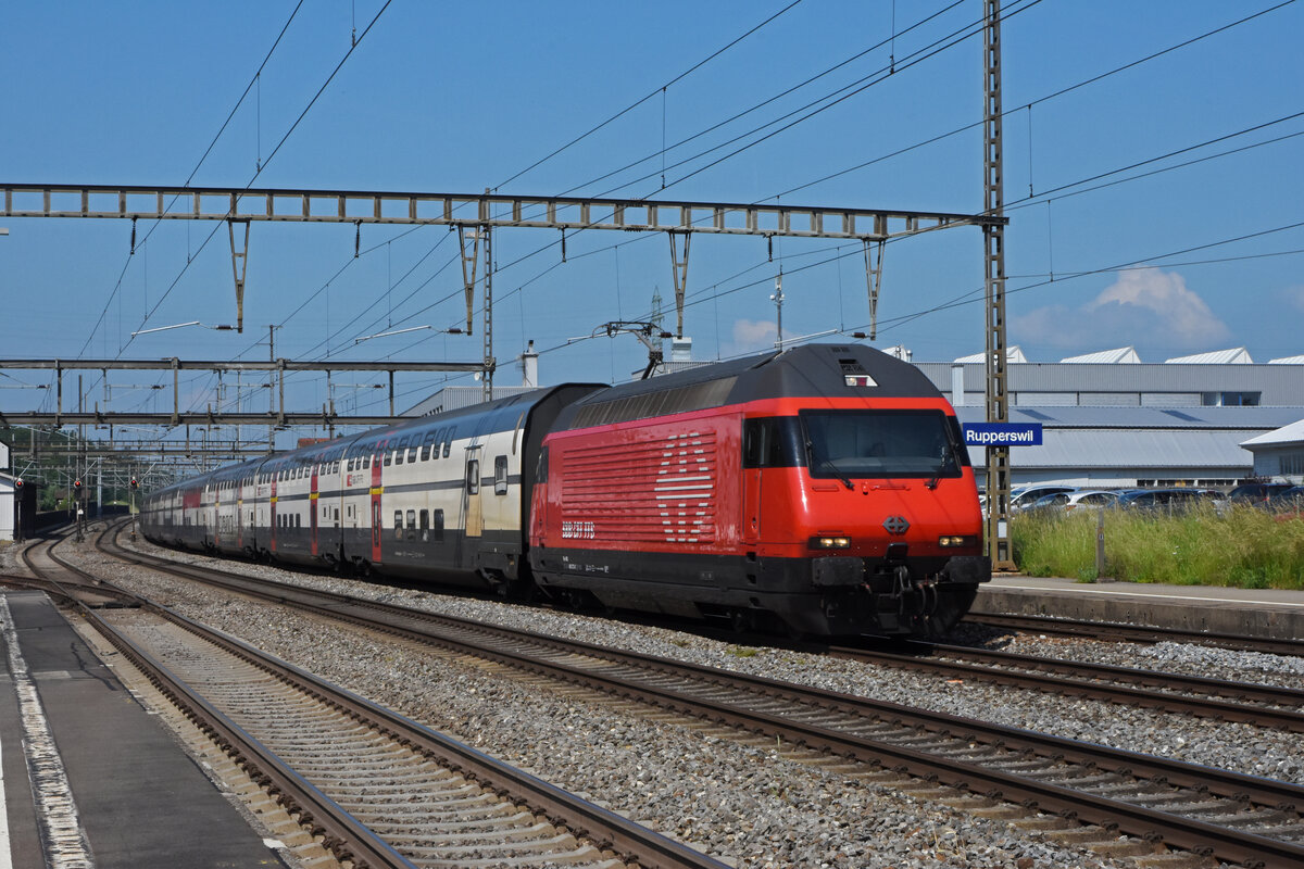 Re 460 073-0 durchfährt den Bahnhof Rupperswil. Die Aufnahme stammt vom 10.06.2021.