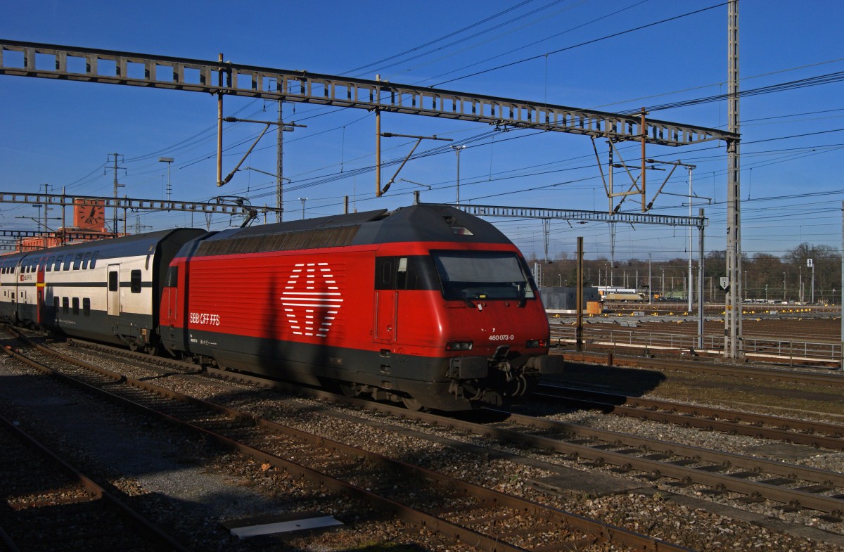 Re 460 073-0 durchfährt den Bahnhof Muttenz. Die Aufnahme stammt vom 31.12.2013.