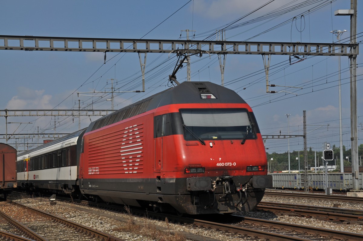 Re 460 073-0 durchfährt den Bahnhof Muttenz. Die Aufnahme stammt vom 22.09.2014.