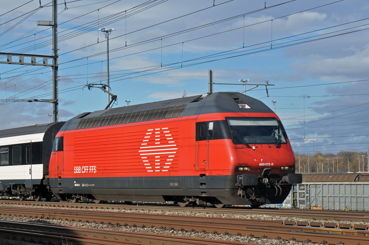 Re 460 073-0 durchfährt den Bahnhof Muttenz. Die Aufnahme stammt vom 19.11.2015.