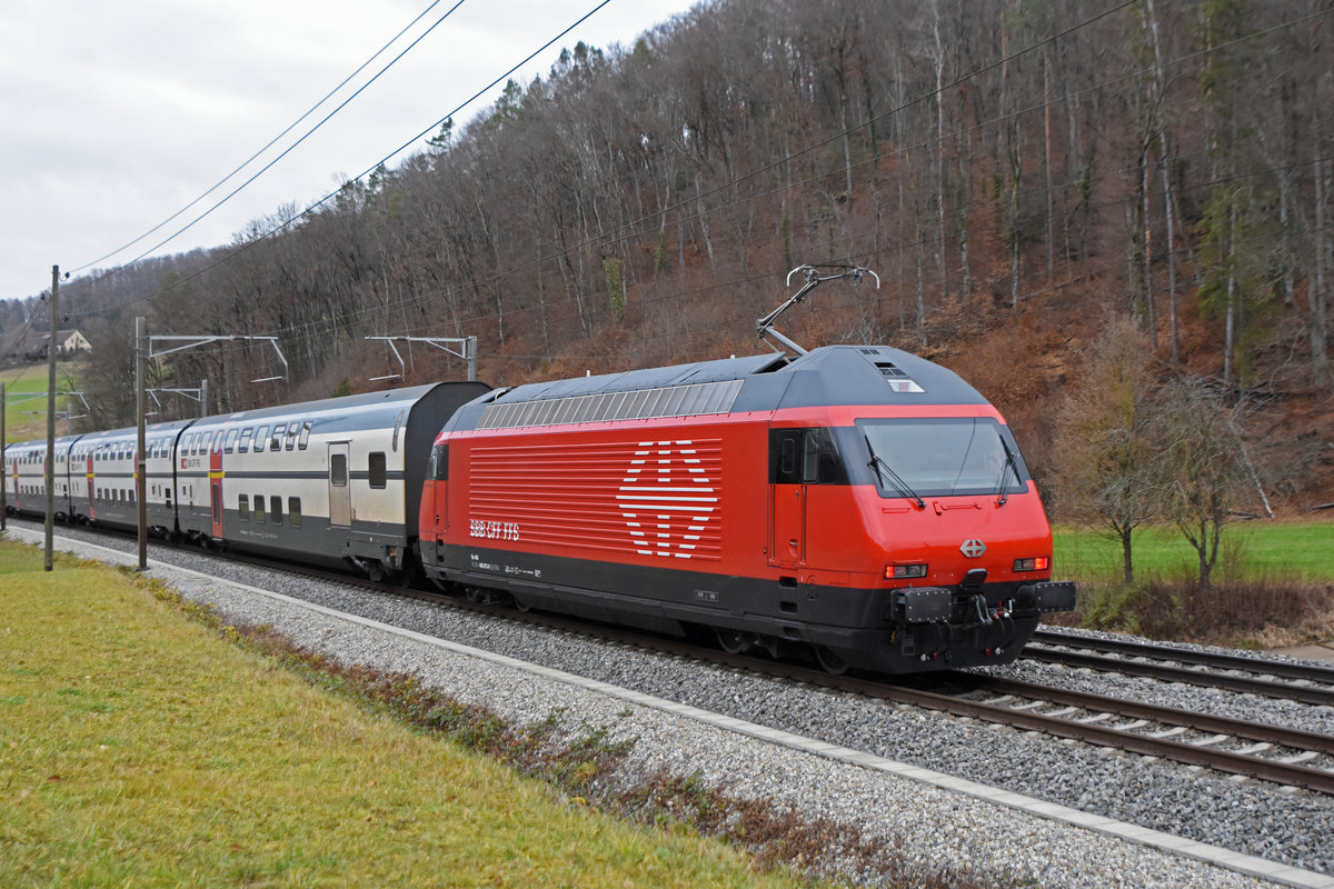 Re 460 073-0 fährt Richtung Bahnhof Gelterkinden. Die Aufnahme stammt vom 22.12.2020.