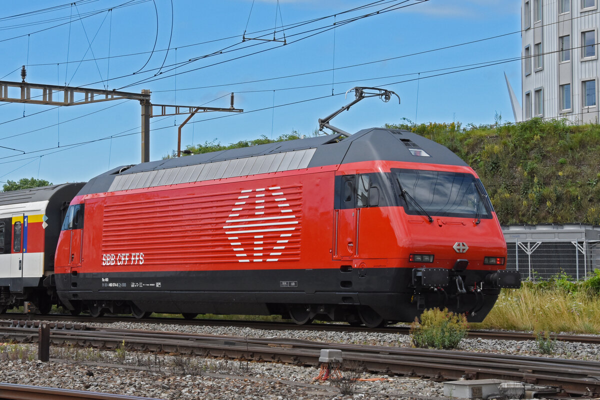 Re 460 074 -8 durchfährt den Bahnhof Pratteln. Die Aufnahme stammt vom 07.07.2021.
