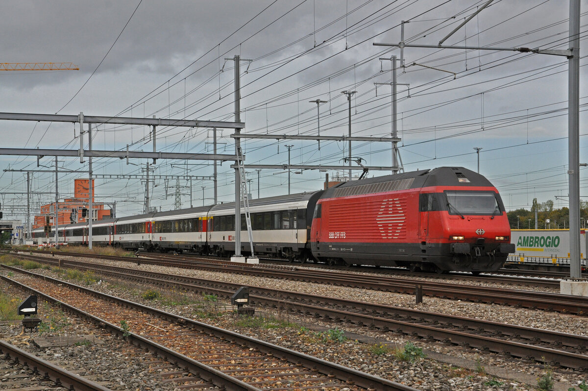 Re 460 074-8 durchfährt am 02.11.2022 den Bahnhof Pratteln.