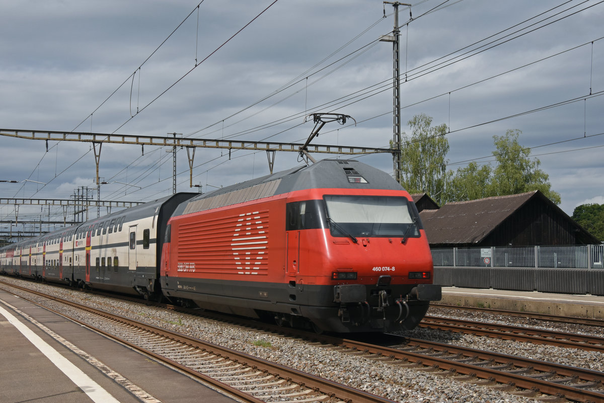 Re 460 074-8 durchfährt den Bahnhof Rupperswil. Die Aufnahme stammt vom 31.07.2019.