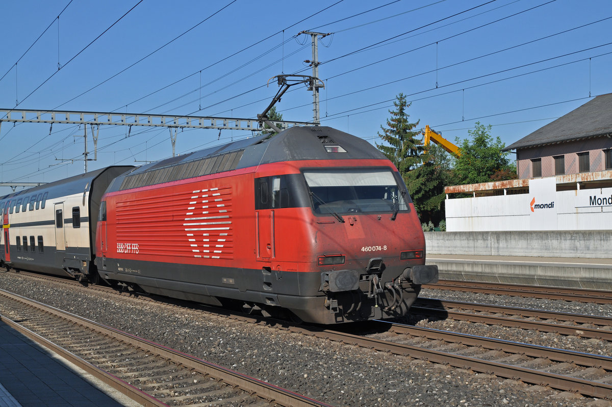 Re 460 074-8 durchfährt den Bahnhof Rothrist. Die Aufnahme stammt vom 25.08.2016.