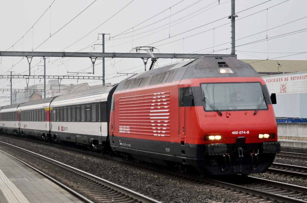 Re 460 074-8, durchfährt den Bahnhof Rothrist. Die Aufnahme stammt vom 08.12.2016.