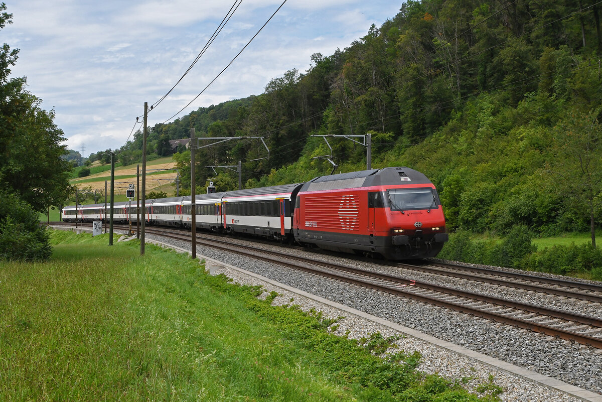 Re 460 074-8 fährt am 27.07.2023 Richtung Bahnhof Tecknau.