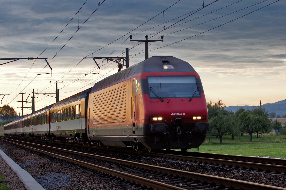 Re 460 074-8 fährt am späten Abend mit einem IC aus Basel nach Zürich HB in Möhlin vorüber.Bild vom 19.8.2015