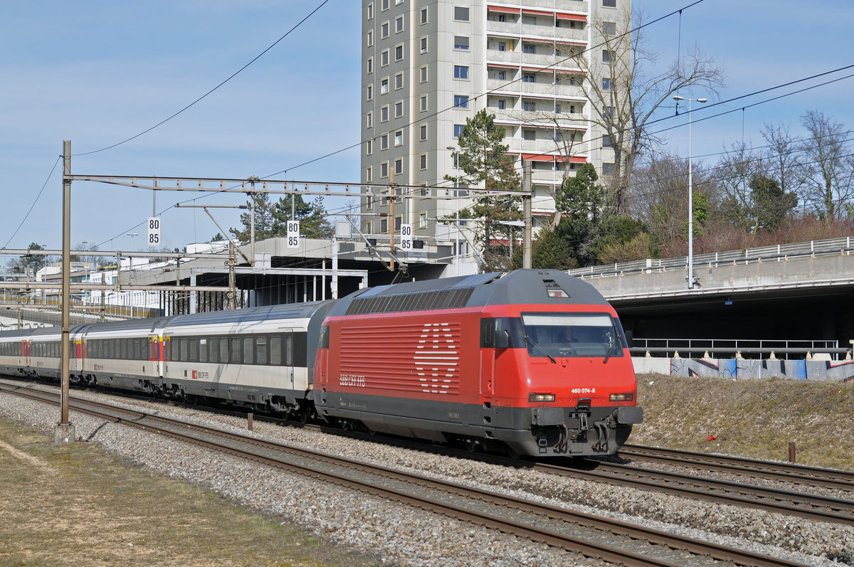 Re 460 074-8 fährt Richtung Bahnhof Muttenz. Die Aufnahme stammt vom 05.03.2018.