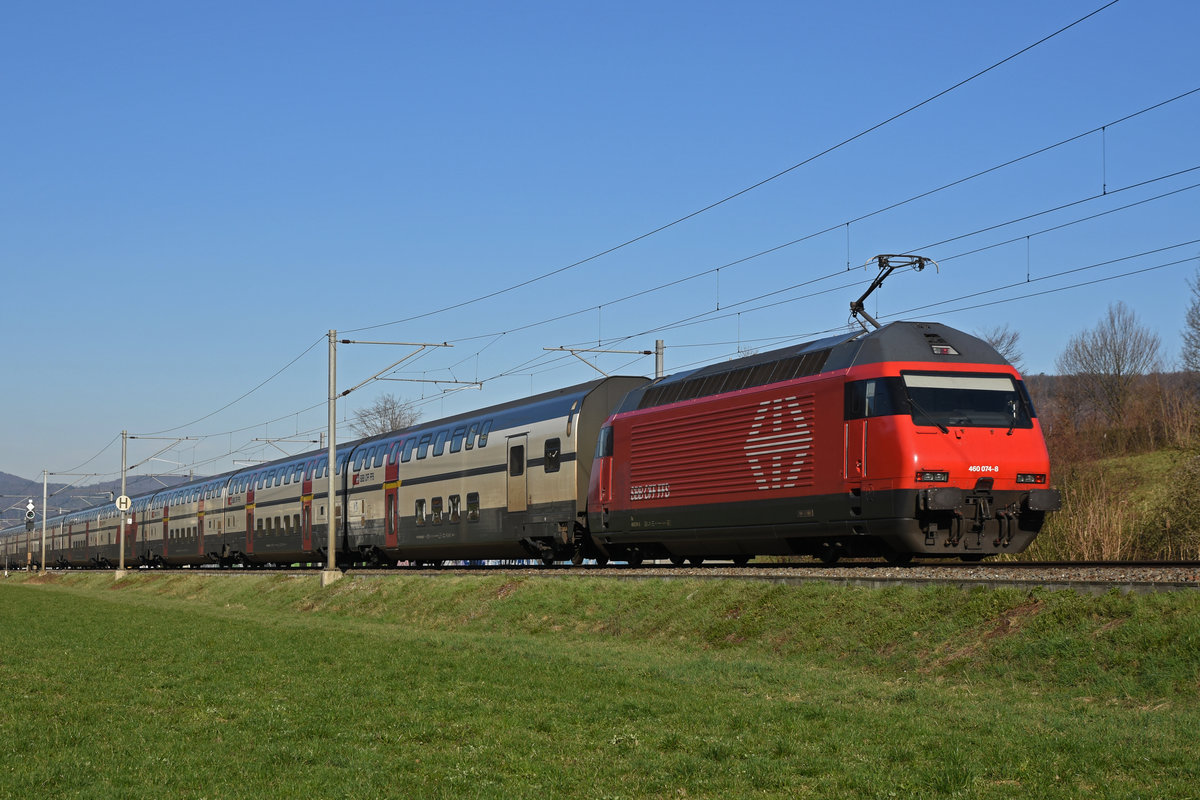Re 460 074-8 fährt Richtung Bahnhof Itingen. Die Aufnahme stammt vom 21.03.2019.