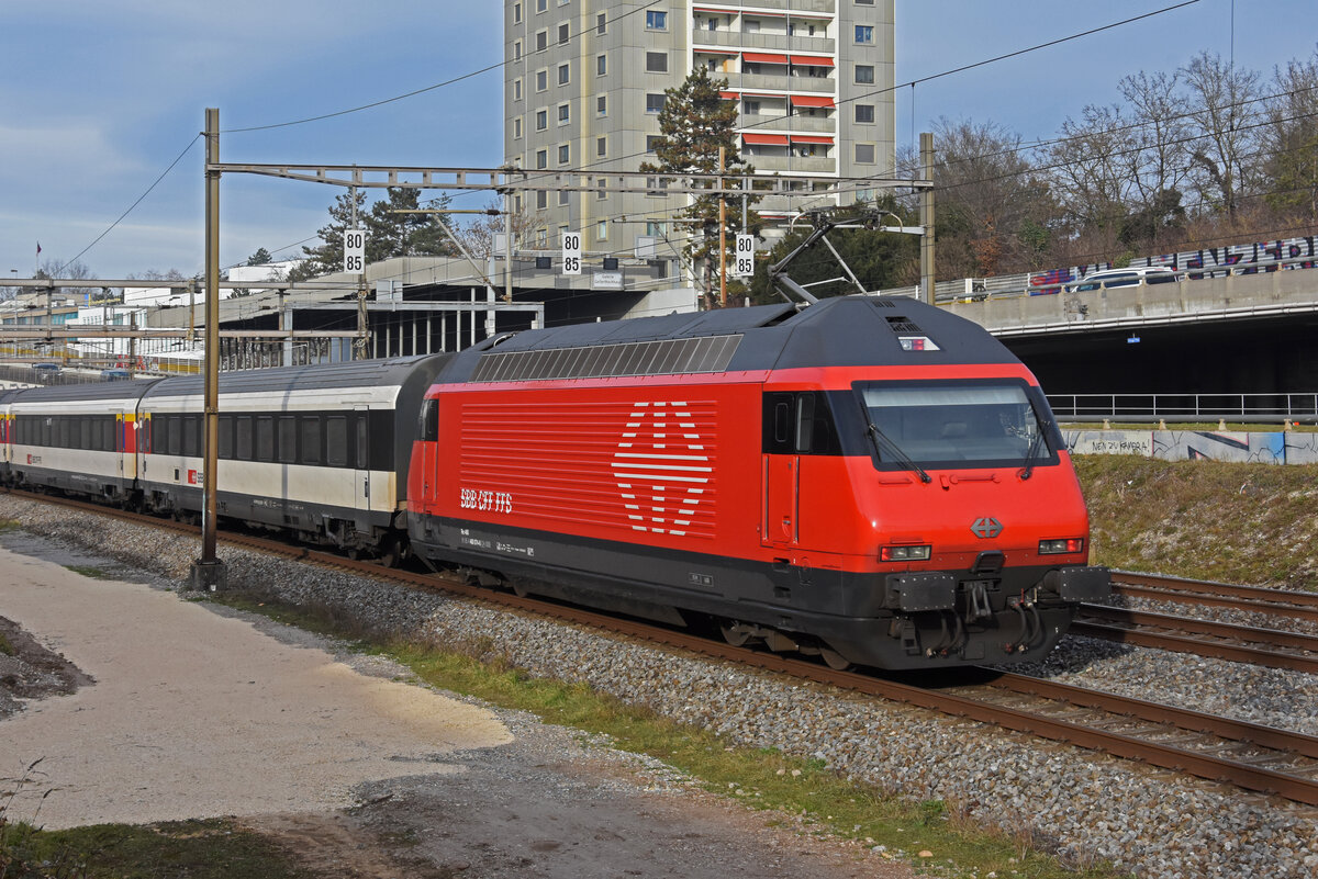 Re 460 074-8 fährt Richtung Bahnhof SBB. Die Aufnahme stammt vom 23.12.2021.