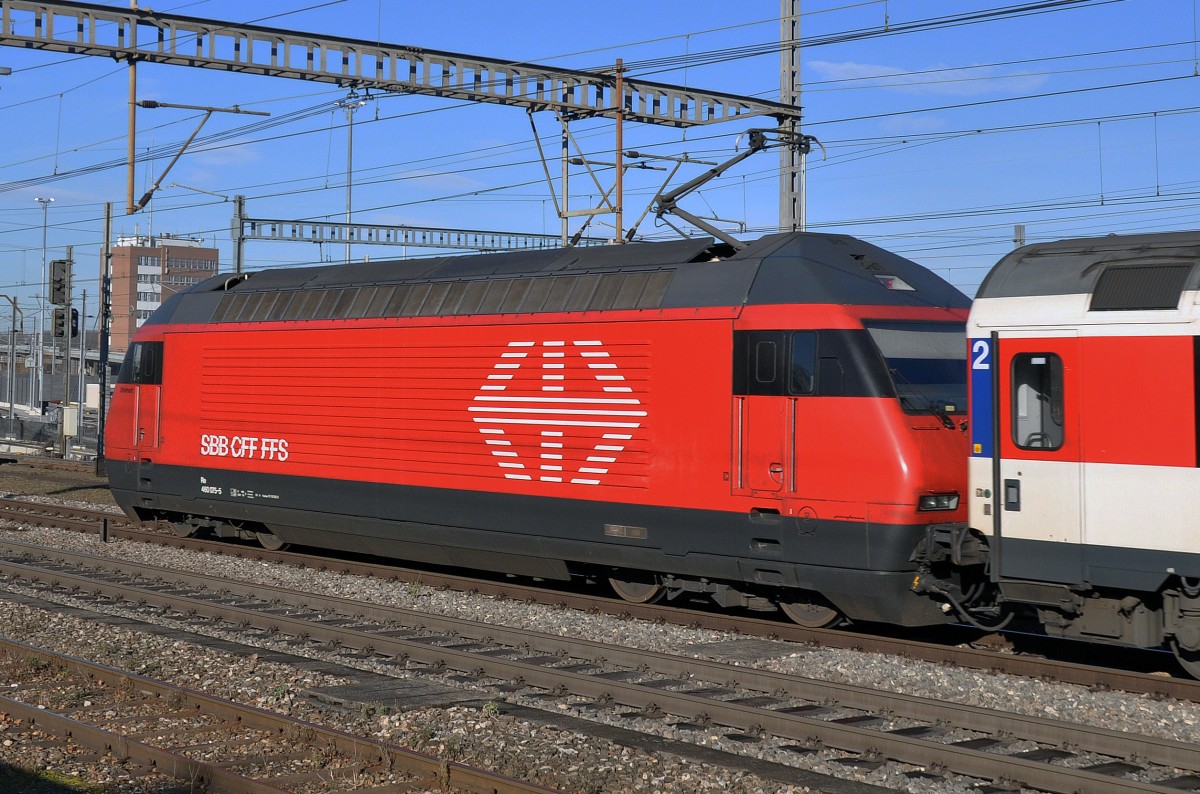 Re 460 075-5 durchfährt den Bahnhof Muttenz. Die Aufnahme stammt vom 16.12.2013.