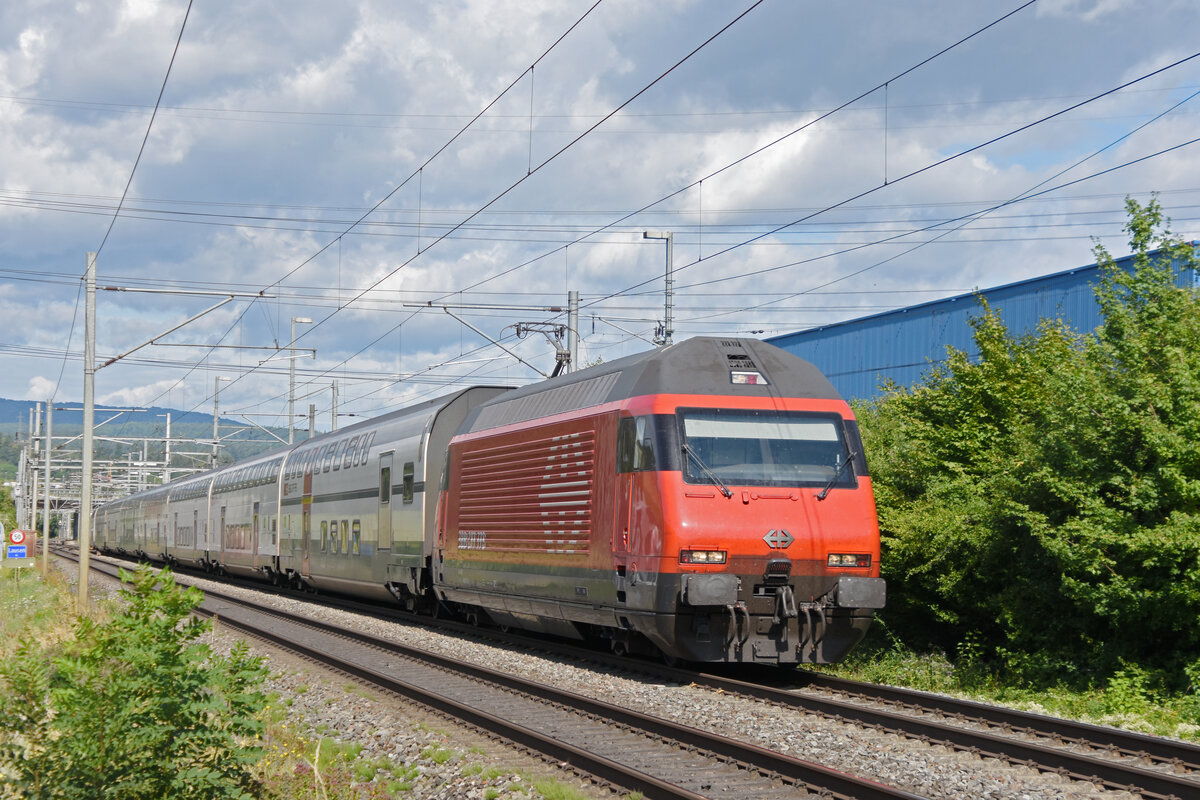 Re 460 075-5 fährt am 28.07.2023 Richtung Bahnhof Itingen.