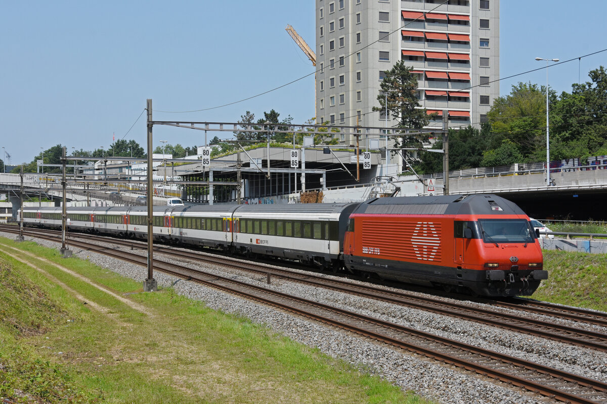 Re 460 075-5 fährt Richtung Bahnhof Muttenz. Die Aufnahme stammt vom 22.07.2021.