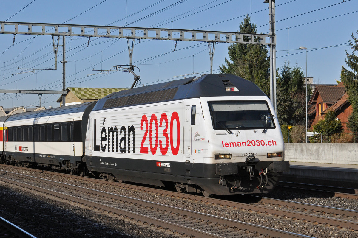 Re 460 075-5, mit der Léman 2030 Werbung, durchfährt den Bahnhof Rothrist. Die Aufnahme stammt vom 11.03.2017.