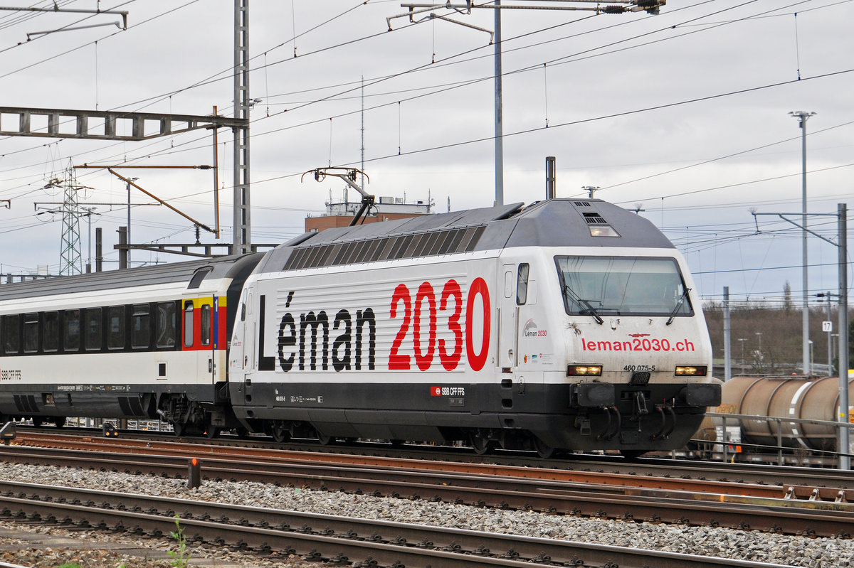 Re 460 075-5, mit der Léman 2030 Werbung, durchfährt den Bahnhof Muttenz. Die Aufnahme stammt vom 20.03.2017.