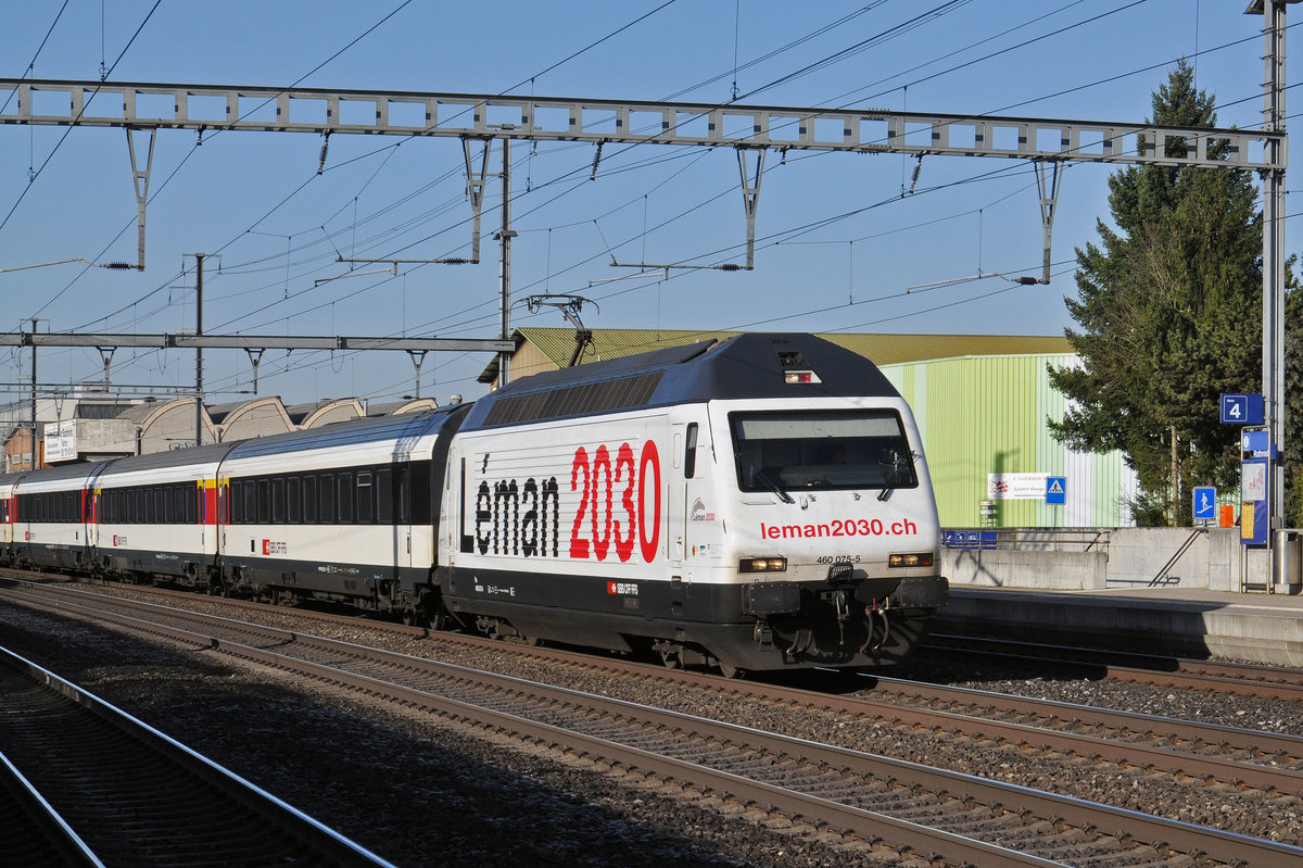 Re 460 075-5, mit der Léman 2030 Werbung, durchfährt den Bahnhof Rothrist. Die Aufnahme stammt vom 11.03.2017.