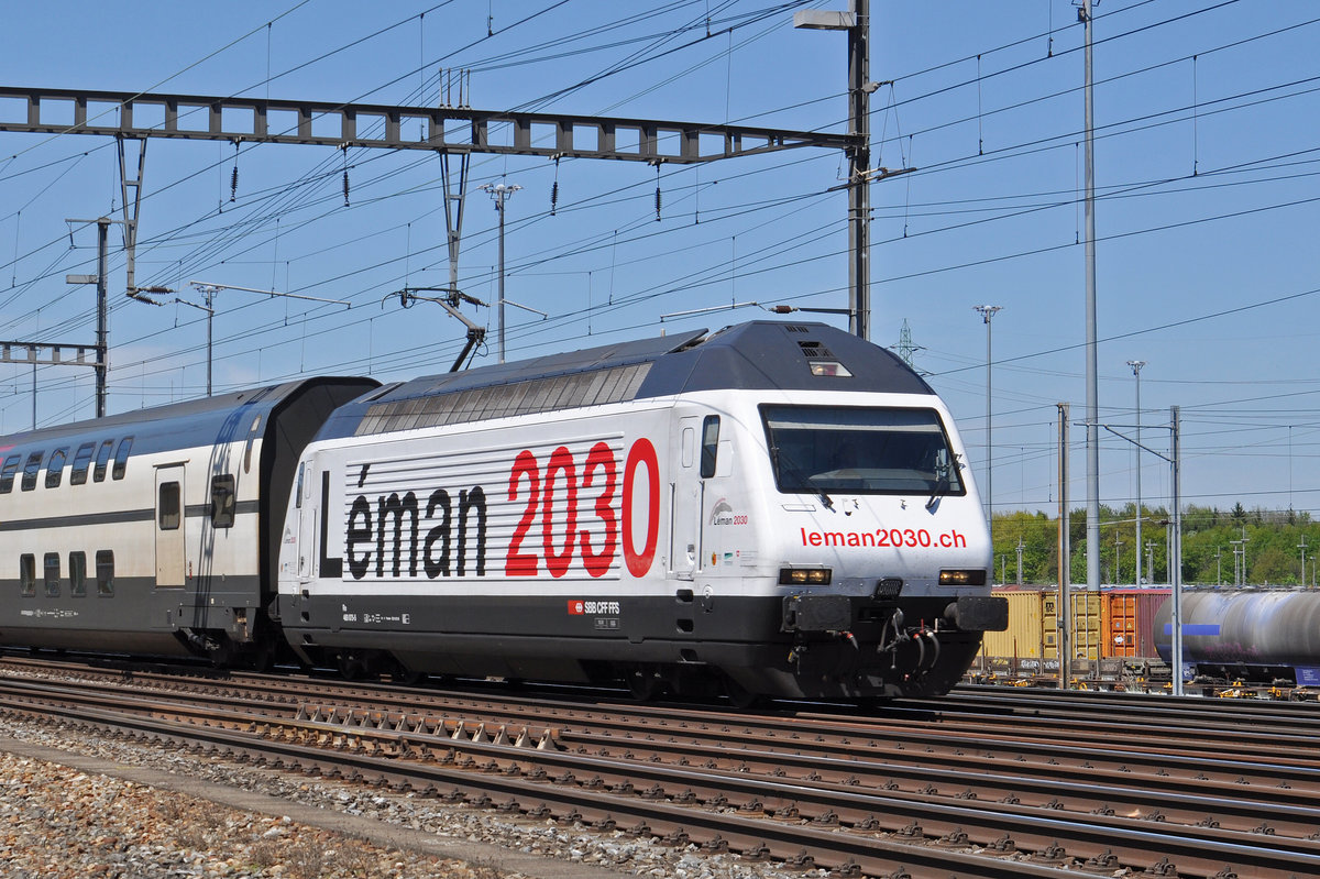 Re 460 075-5, mit der Léman 2030 Werbung, durchfährt den Bahnhof Muttenz. Die Aufnahme stammt vom 30.04.2017.