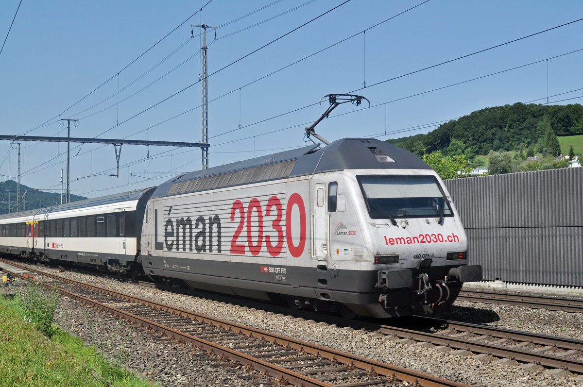Re 460 075-5, mit der Léman 2030 Werbung, durchfährt den Bahnhof Gelterkinden. Die Aufnahme stammt vom 15.08.2017.