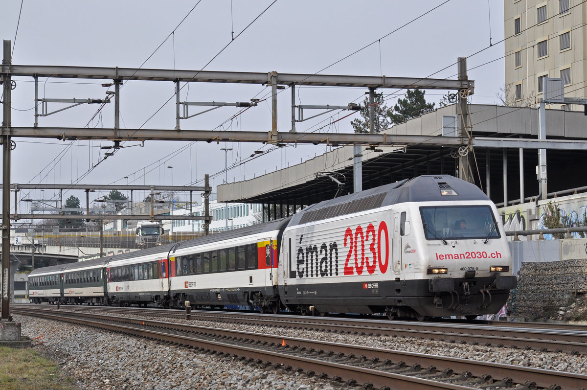Re 460 075-5, mit der Léman 2030 Werbung, fährt Richtung Bahnhof Muttenz. Die Aufnahme stammt vom 05.02.2018.