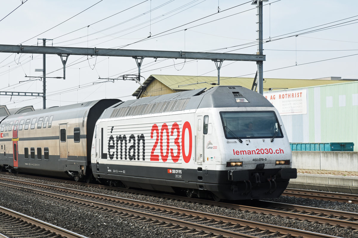 Re 460 075-5 mit der Léman 2030 Werbung, durchfährt den Bahnhof Rothrist. Die Aufnahme stammt vom 16.09.2018.