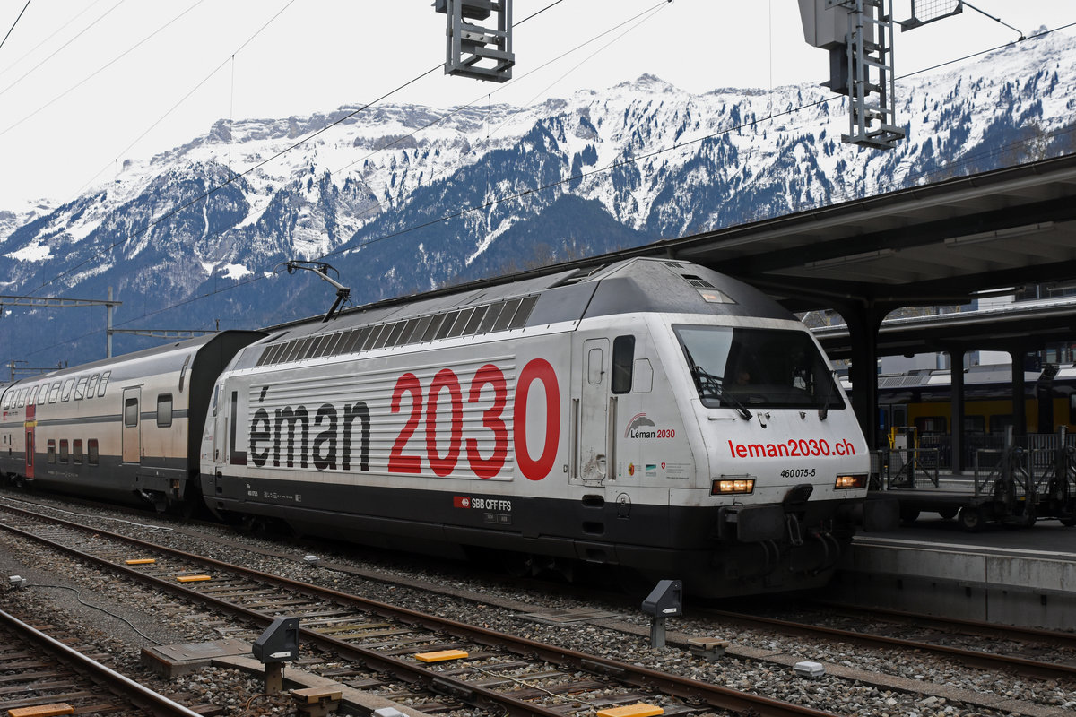 Re 460 075-5 mit der Léman 2030 Werbung, wartet im Bahnhof Interlaken Ost. Die Aufnahme stammt vom 19.12.2018.