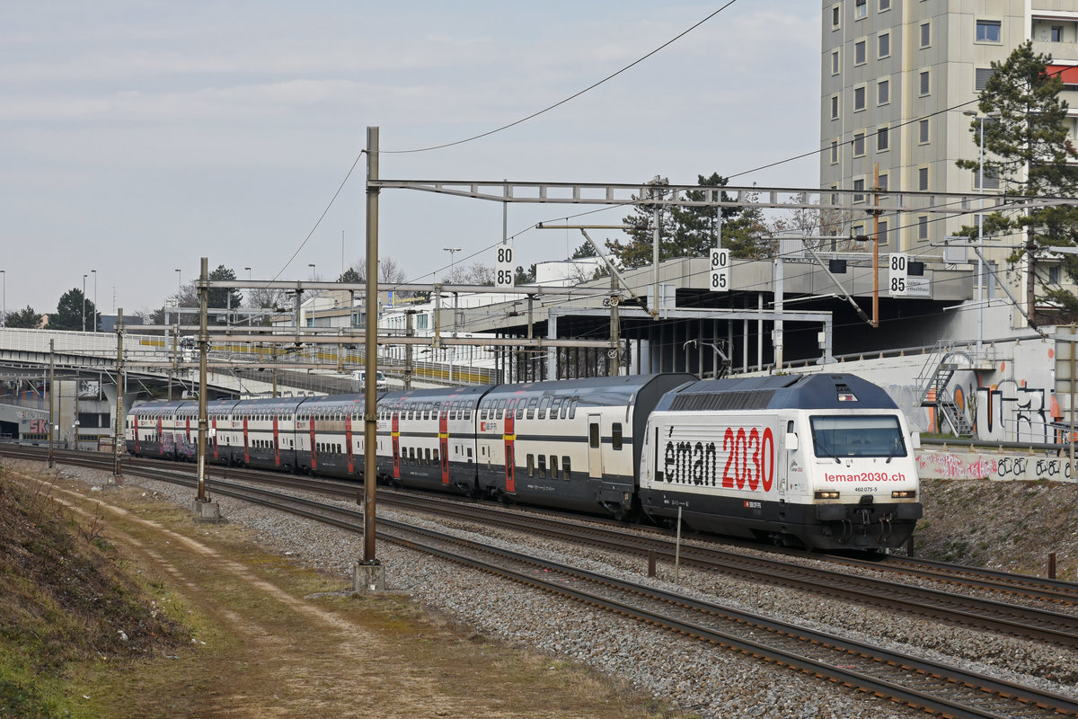 Re 460 075-5 mit der Léman 2030 Werbung, fährt Richtung Bahnhof Muttenz. Die Aufnahme stammt vom 19.02.2019.