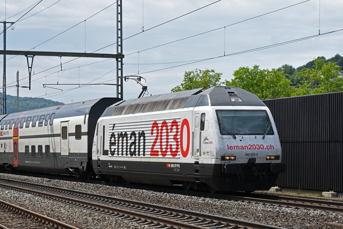 Re 460 075-5 mit der Léman 2030 Werbung, durchfährt den Bahnhof Gelterkinden. Die Aufnahme stammt vom 20.07.2019.