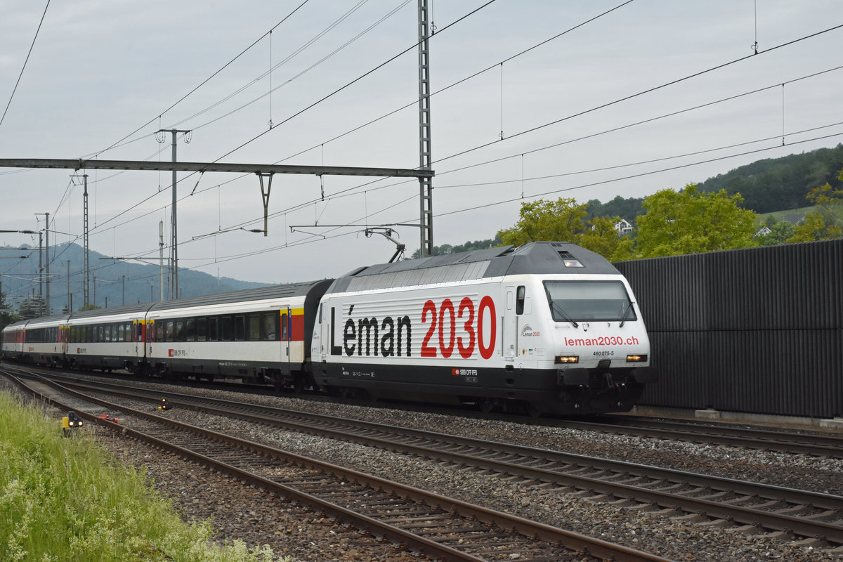 Re 460 075-5 mit der Werbung für Léman 2030, durchfährt den Bahnhof Gelterkinden. Die Aufnahme stammt vom 1305.2020.