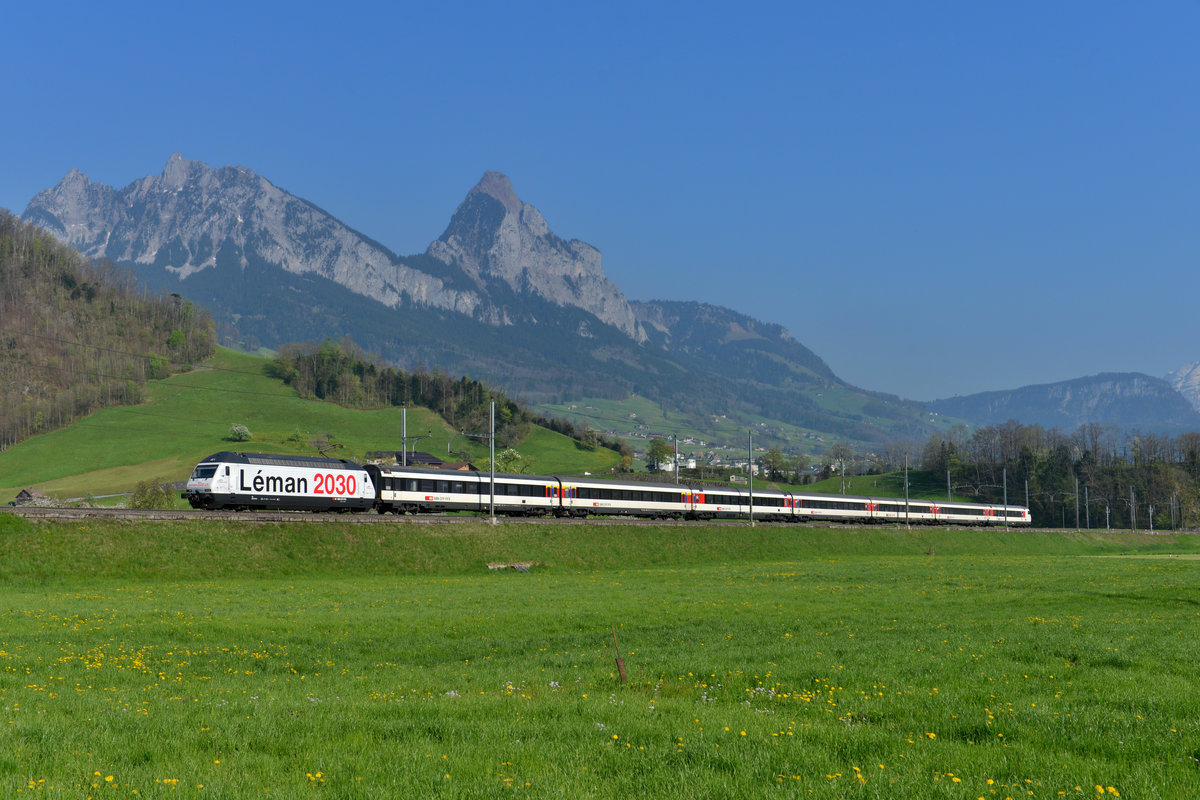 Re 460 075 mit einem IR am 08.04.2017 bei Steinen. 