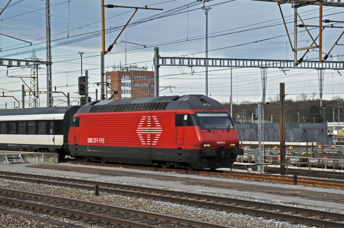 Re 460 076-3 durchfährt den Bahnhof Muttenz. Die Aufnahme stammt vom 12.01.2015.