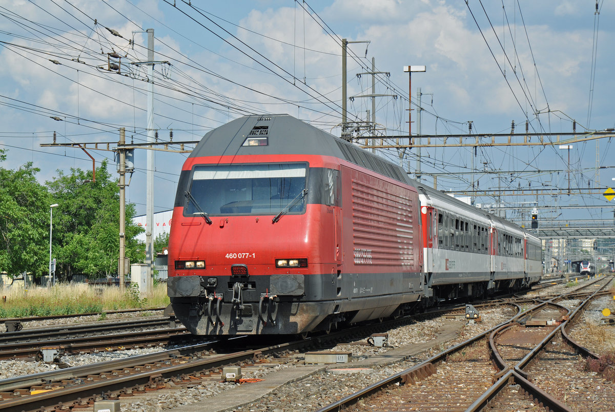 Re 460 077-1 durchfährt den Bahnhof Ptatteln. Die Aufnahme stammt vom 20.06.2017.