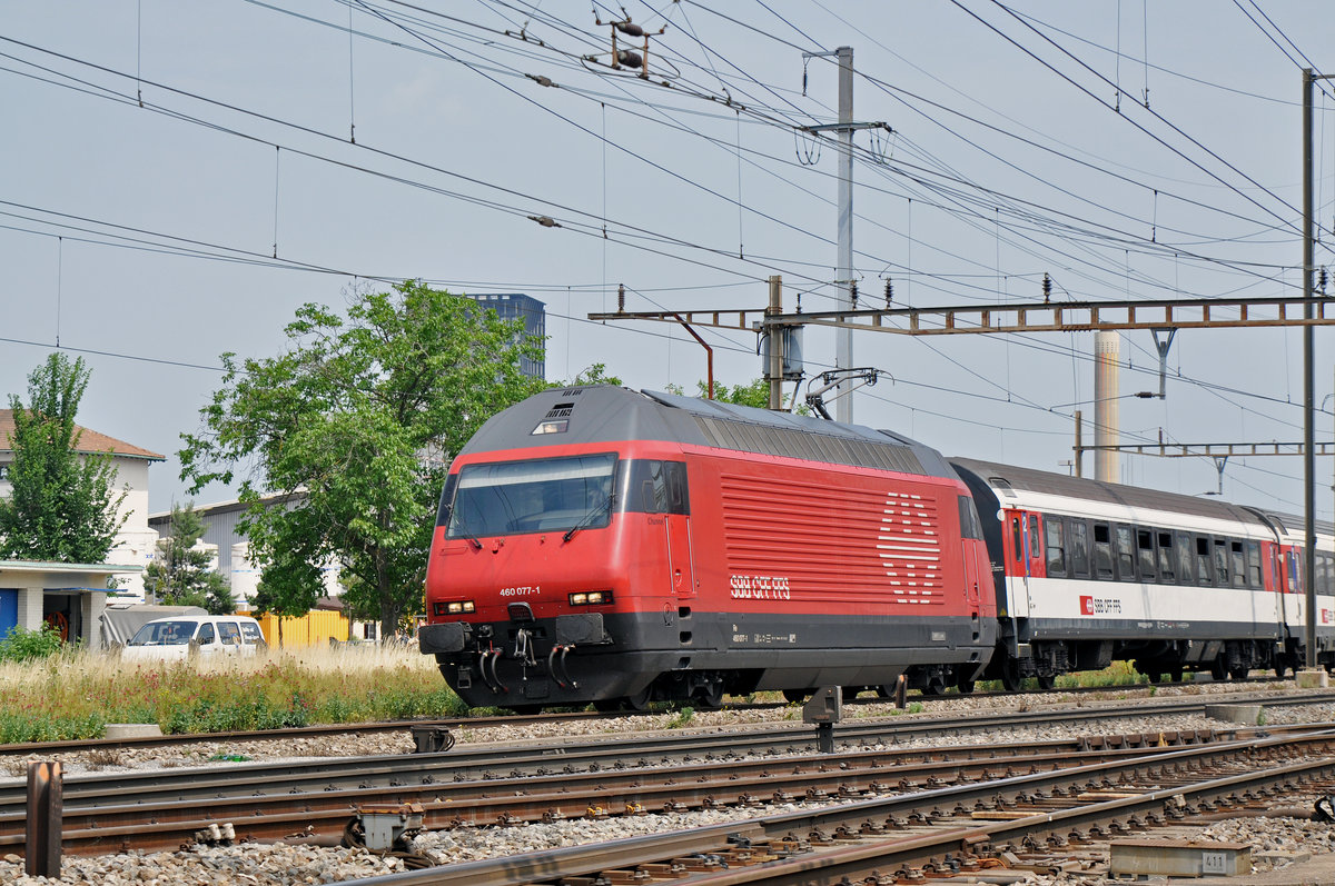 Re 460 077-1 durchfährt den Bahnhof Pratteln. Die Aufnahme stammt vom 23.06.2017.