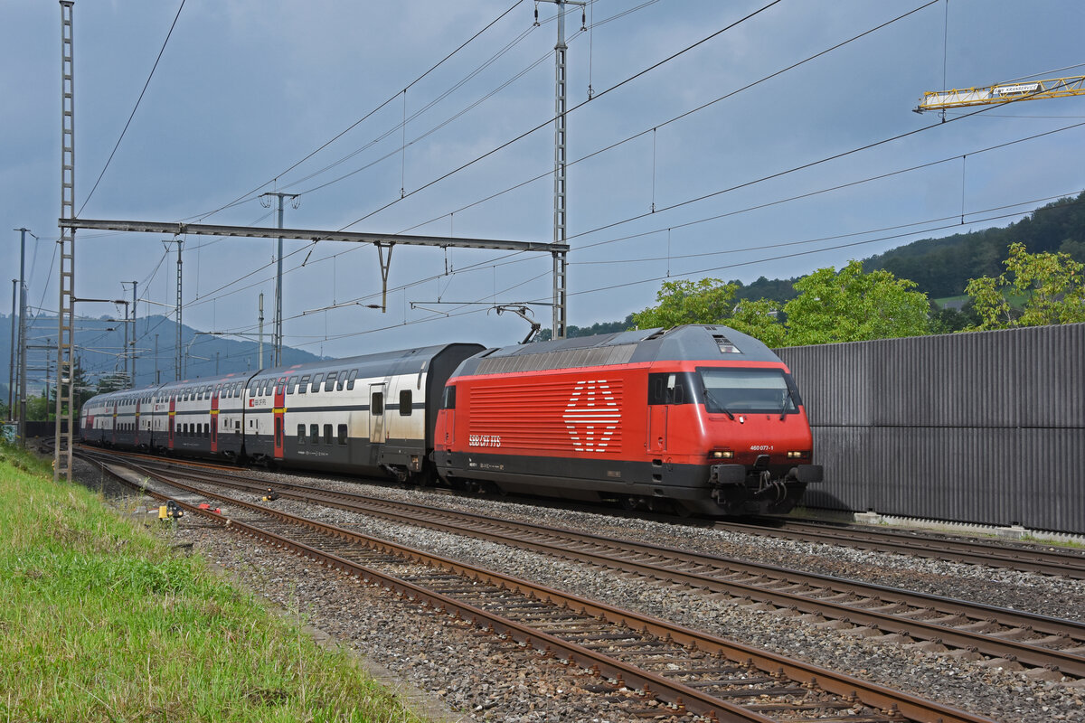 Re 460 077-1 durchfährt den Bahnhof Gelterkinden. Die Aufnahme stammt vom 17.08.2021.