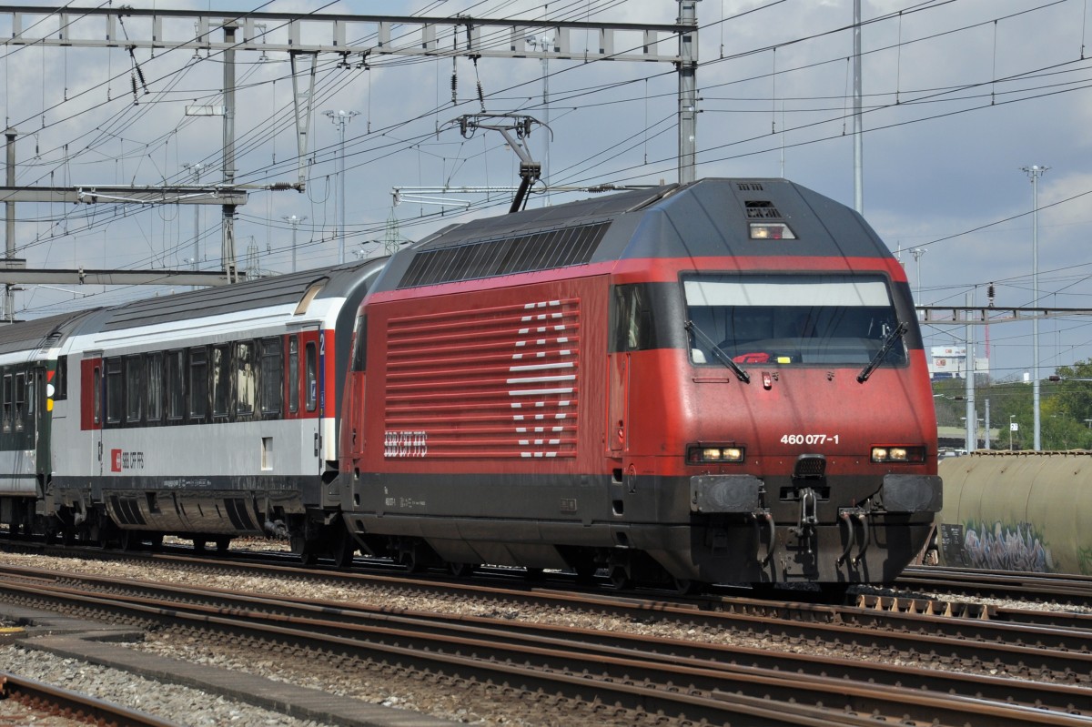 Re 460 077-1 durchfährt den Bahnhof Muttenz. Die Aufnahme stammt vom 22.04.2014.