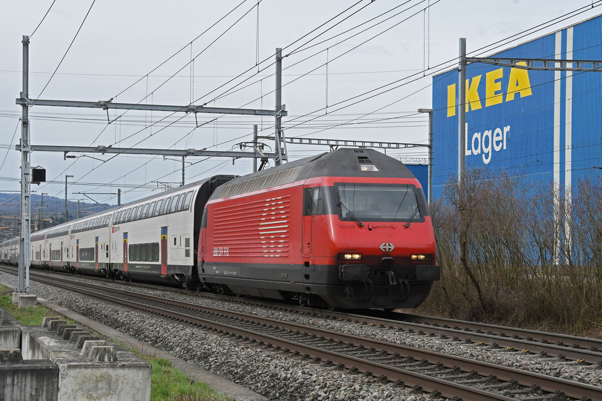 Re 460 077-1 fährt am 26.02.2024 Richtung Station Itingen.