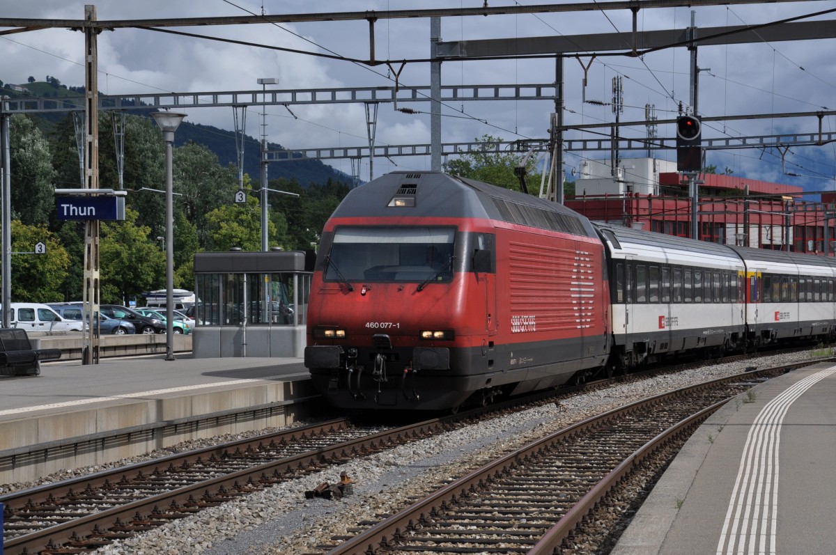 Re 460 077-1 fährt in den Bahnhof Thun ein. Die Aufnahme stammt vom 29.07.2014.